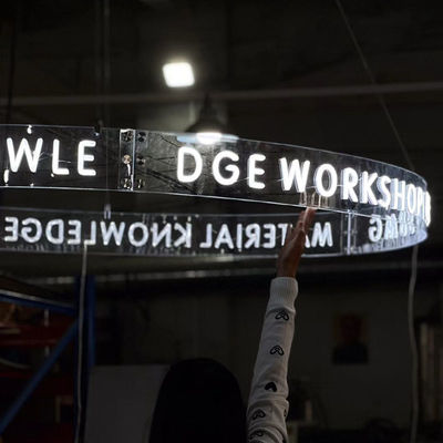 Decoração de casa Rich Colors LED Ring Neon Sign Light com letras de neon personalizadas montadas na parede