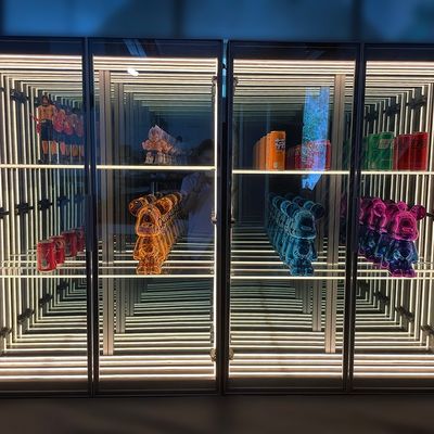 2024 Alta luminosidade luz LED vidro Infinity Mirror Display Cabinet para sala de estar