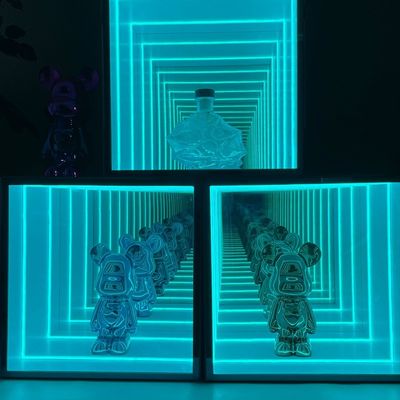 Estante de vinho Lego Roxo personalizável com luz de tira LED e gabinete de exibição infinito