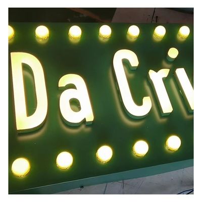 Exibição de publicidade interna e externa com luzes de carta LED e sinal de metal retro