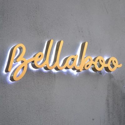 Exibição de publicidade interna e externa com luzes de carta LED e sinal de metal retro