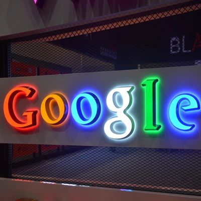 Exibição de publicidade interna e externa com luzes de carta LED e sinal de metal retro