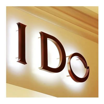 Instalação profissional de letras de canal LED para sinalização de número digital da casa
