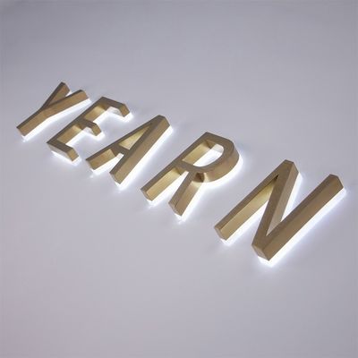 Instalação profissional de letras de canal LED para sinalização de número digital da casa