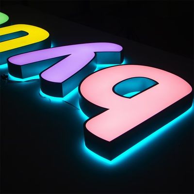 Instalação profissional de letras de canal LED para sinalização de número digital da casa