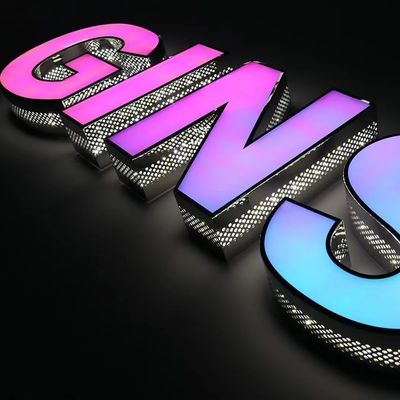Instalação profissional de letras de canal LED para sinalização de número digital da casa