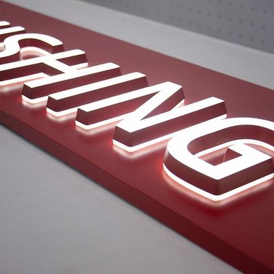 Display publicitário LED Light Box Sign com voltagem de entrada de 12V e caracteres luminosos