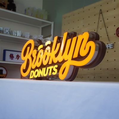 Display publicitário LED Light Box Sign com voltagem de entrada de 12V e caracteres luminosos