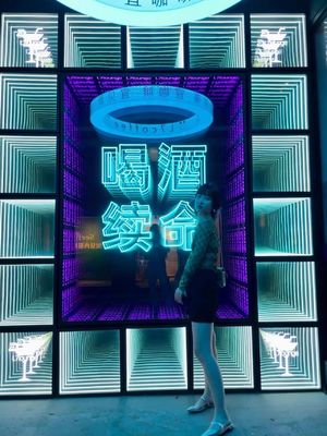 Infinite Visual Art Light Box Melle Abyss Mirror 3D Logotipo de letra luminosa Neon Billboard