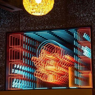 Cartão de espelho acrílico RGB personalizado Letras de palavras de luz de néon para sinais eletrônicos de espelho ilimitados